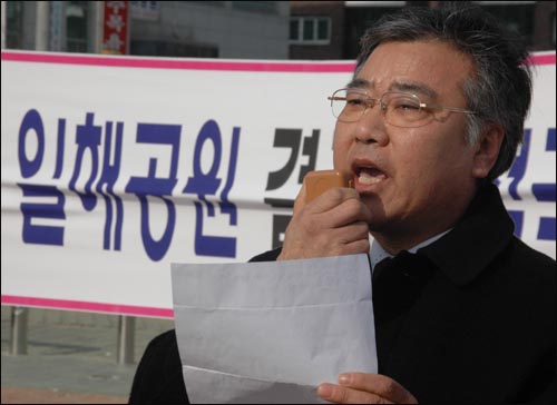 김동희 '전사모' 자문위원이 성명서를 낭독하고 있다. 